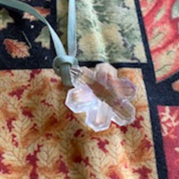 VINTAGE * small FACETED Cut GLASS SNOWFLAKE light BLUE RIBBON NECKLACE * Hippy - Picture 4 of 6